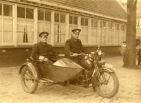 104735 Afbeelding van twee agenten van de Utrechtse verkeerspolitie op een Harley Davidson motor met zijspan.